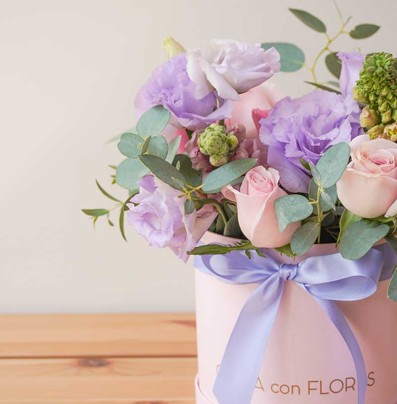 arreglo de rosas con flores de lisianthus